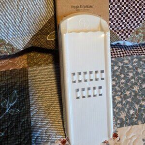 NIB Pampered Chef Veggie Strip Maker